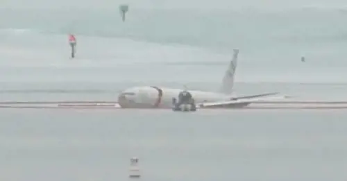 Incidente alle Hawaii, aereo militare Usa fuori pista finisce nell'oceano