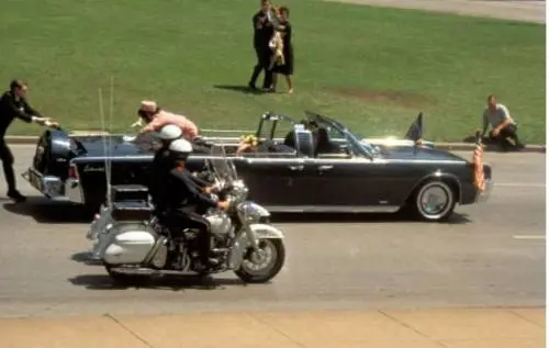 Dall'uomo con l'ombrello alla pallottola magica: i misteri irrisolti sull'assassinio di Kennedy
