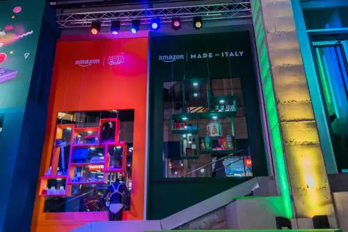 Nostalgia degli anni '80 e '90? C'è la Black Friday Fun House di Amazon a Milano