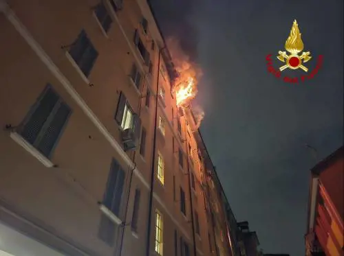 Milano, le fiamme distruggono un appartamento. Un testimone: "Un tentato suicidio"