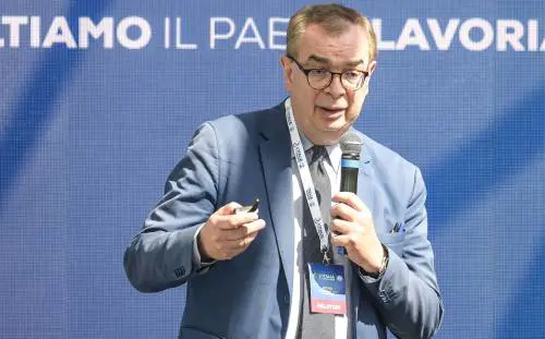 Scoppia il caso Amadori. La sinistra vuole cacciarlo