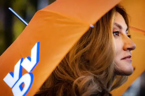 La sfida della rifugiata turca di centrodestra. "Sfilare" l'Olanda all'eurocrate Timmermans