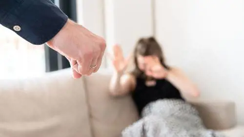 "Su tutte le furie per i jeans della figlia". Algerino a processo per maltrattamenti