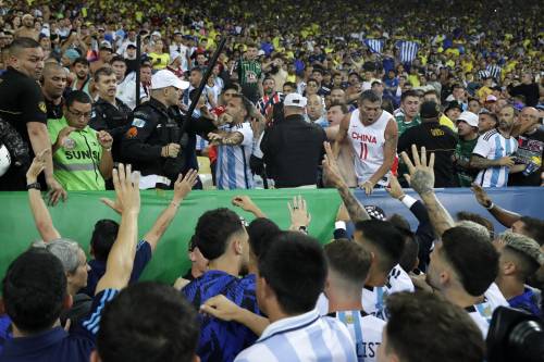 Caos al Maracanà, Messi ritira la squadra dopo la rissa sugli spalti: cos'è successo