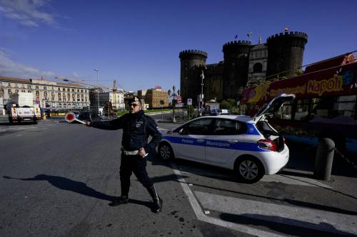  "Comprate le fondine a vostre spese". 250 vigili urbani senza custodia per la pistola a Napoli