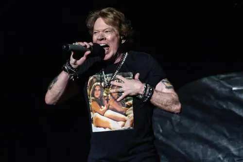 Axl Rose accusato di violenza sessuale. Ex modella denuncia: "Legata e sodomizzata"