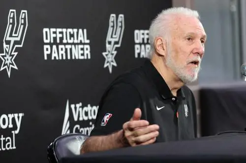 Mai visto in Nba, coach Popovich prende il microfono e ferma i fischi contro Kawhi Leonard