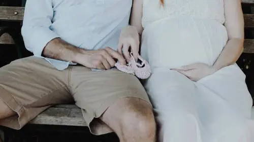 "Sei padre di due gemelli". E scoppia la rissa tra la moglie e l'ex amante