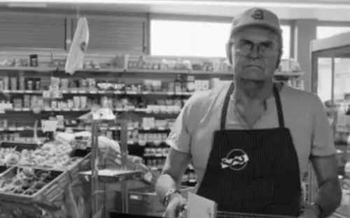 Prete, rider e salumiere: lo strano video con protagonista Bersani