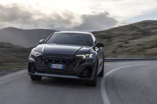 Audi Q8, il piacere di guidare: primo contatto col maxi SUV