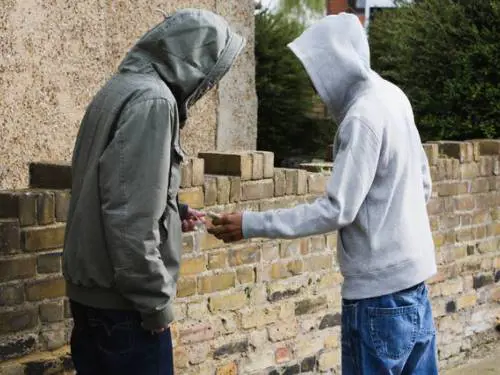Senagalesi trovati a spacciare. Il giudice li libera e ridà loro i soldi