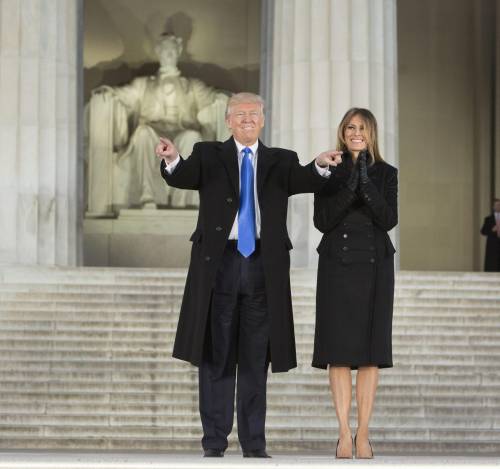 Il presidente Donald J. Trump con la First Lady Melania Trump al Make America Great Again Welcome Celebration al Lincoln Memorial a Washington (gennaio 2017)