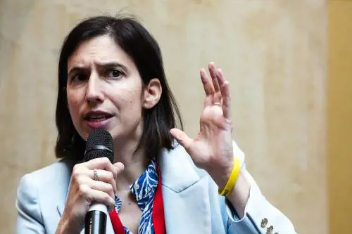 “C’è differenza tra leadership femminile e femminista”. Schlein senza vergogna contro Meloni