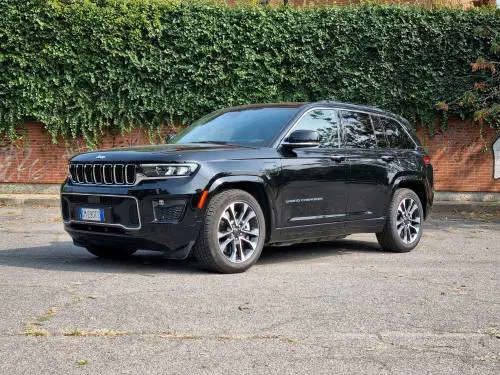 Nuova Jeep Grand Cherokee: la prova su strada dell’ibrido plug-in da 380 CV