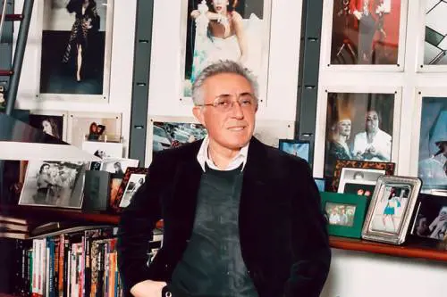 Addio a Luca Sabatelli, il costumista di Raffaella Carrà: aveva 87 anni
