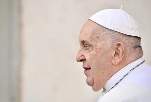 "Il Papa ha fatto una tac". Saltano tutte le udienze