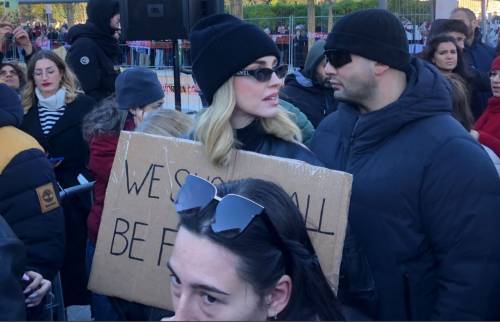 "Dovremmo essere qui". Anche la Ferragni tra le femministe in piazza a Milano
