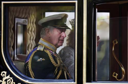 Bufera su Carlo III: "Così guadagna da chi muore senza testamento"