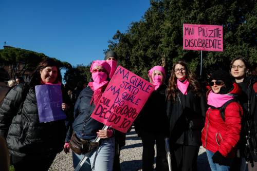 Cori pro Palestina, slogan contro il Vaticano e comizio della Schlein: ecco le femministe in piazza