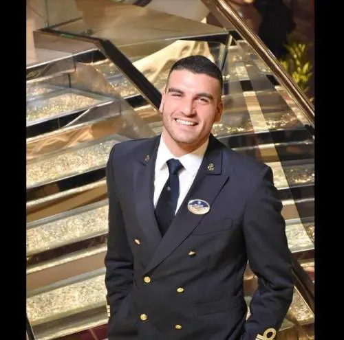 Turista cade da una nave da crociera, giovane ufficiale italiano si getta in mare e la salva