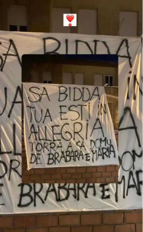 Zuncheddu torna libero dopo 33 anni, l'intero paese lo accoglie: le immagini