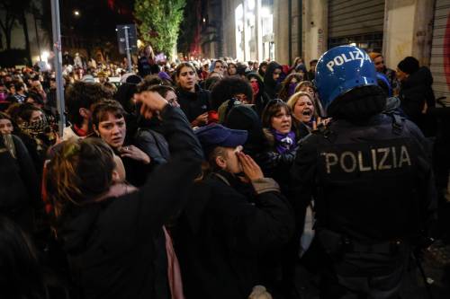 Femministe in piazza. Slogan anti-Israele e assalto ai pro-Vita