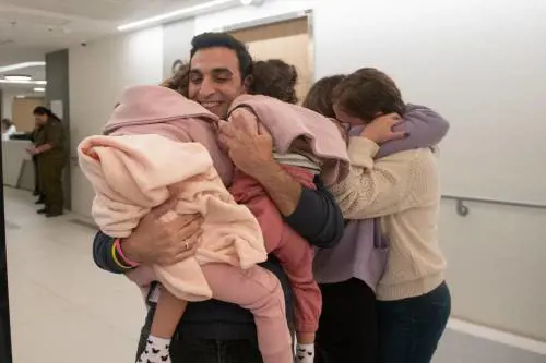 Scambio rinviato per ore. Poi liberati venti ostaggi