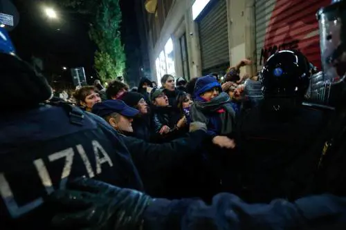 “È incredibile…”. Elly Schlein in silenzio davanti alle violenze delle femministe