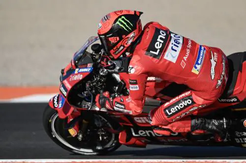 Bagnaia trionfa a Valencia e si conferma sul tetto del mondo