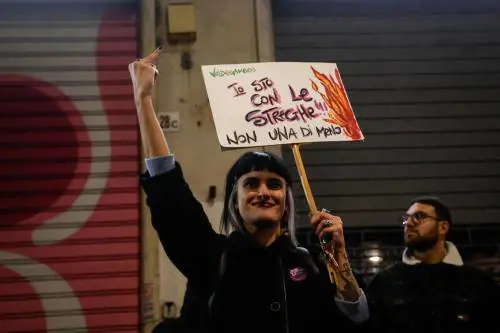 Protesta sotto la sede di Provita durante il corteo 'Non una di meno' 