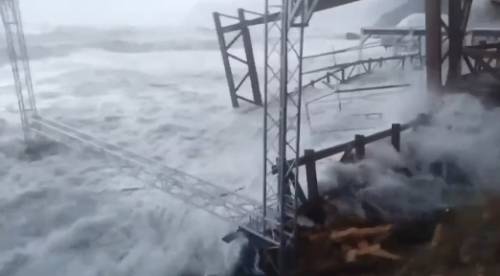 Uragano in Ucraina e Russia: trincee e difese distrutte in Crimea