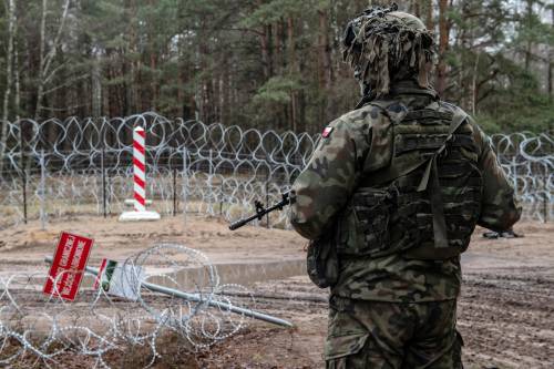 "La Russia usa i migranti". L'allarme Nato sui confini Ue