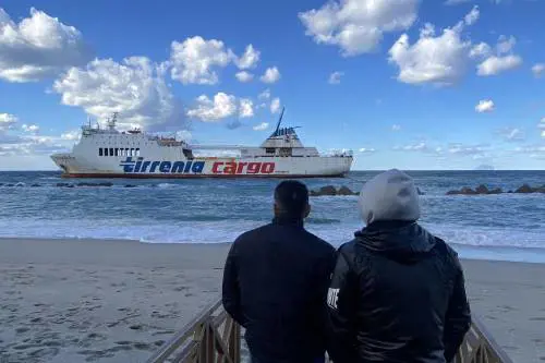 Messina, nave incagliata dopo la rottura di un cavo: ora è alla deriva