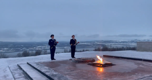 Militari Nato omaggiano i caduti russi: lo strano gesto di distensione con Mosca