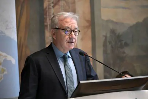 Il governo assiste i più poveri. Mille euro per gli "over 80"