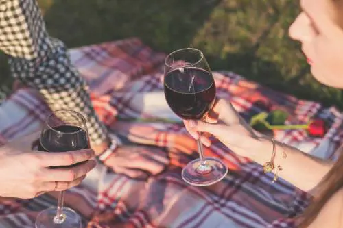 Mal di testa dopo aver bevuto il vino rosso? Il perché lo rivela la scienza