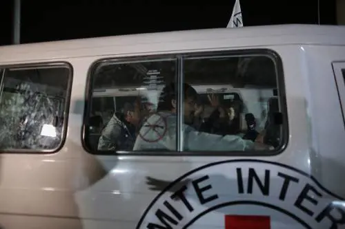 "Donne israeliane nelle gabbie". L'orrore di Hamas sugli ostaggi