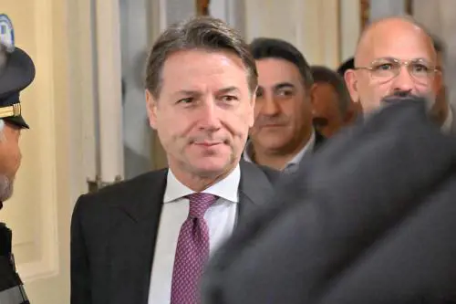 "Si sa che la gente...". Conte fulmina Casaleggio citando De André