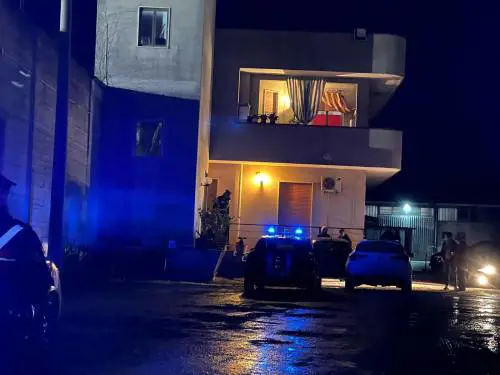 Uccide la moglie davanti ai figli, poi chiama il 118: "Venite l'ho accoltellata"