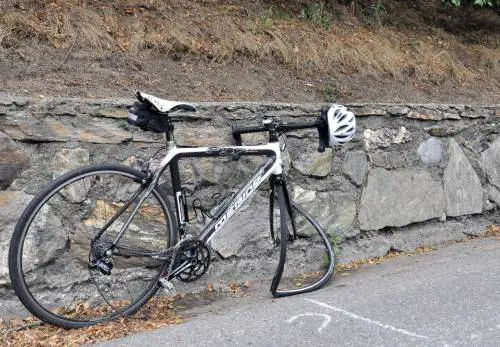 Malore al volante, donna investe ciclista. Si rialza, la insegue e la salva