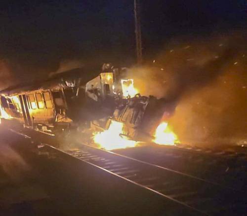 Incidente in Calabria, treno travolge camion fermo sui binari: 2 morti