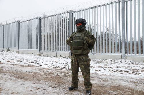 La Polonia sposta le truppe in Finlandia: la mossa per frenare i migranti di Putin