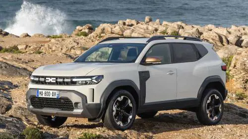Nuova Dacia Duster, la terza generazione diventa super tecnologica e anche ibrida