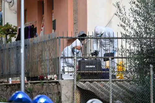 Uccide il compagno della madre. Lei ferita con una mattonata in testa