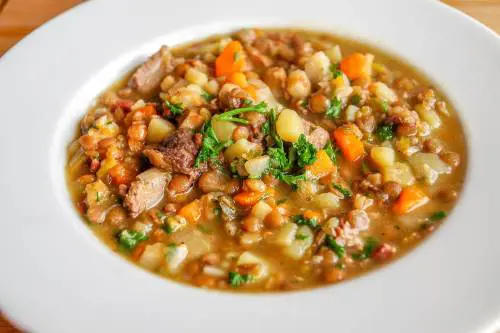 Roma, mangia una zuppa del supermercato e muore. "C'era il botulino"