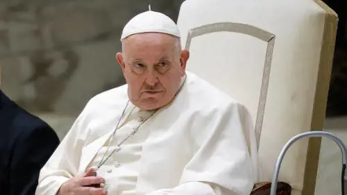 "Fatico se parlo troppo". E il Papa si ferma ancora durante l'udienza