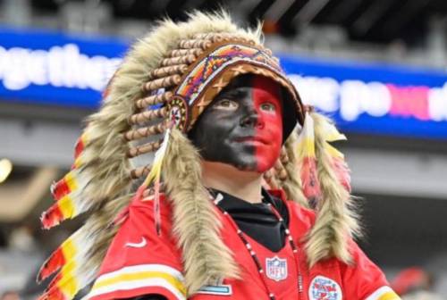 Bimbo con le piume indiane allo stadio, figuraccia woke: "È razzista". Ma è nativo americano