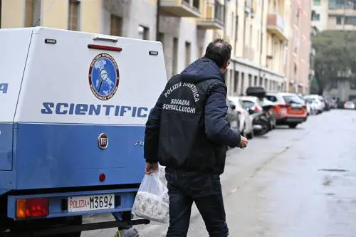 Iraniano trovato morto dal fratello in casa. L'uomo era incappucciato e legato