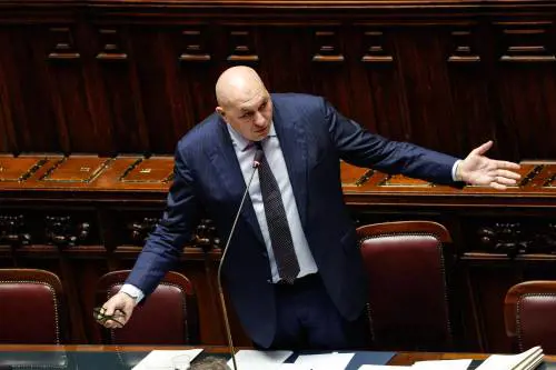 La procura indaga sulle parole di Crosetto