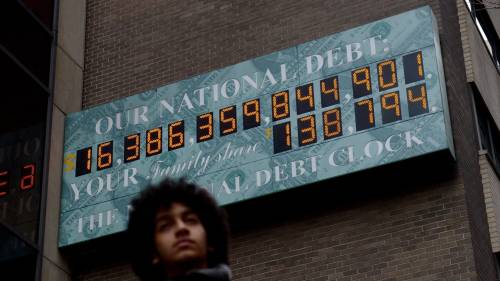 Orologio che mostra il debito pubblico statunitense in tempo reale a New York City.